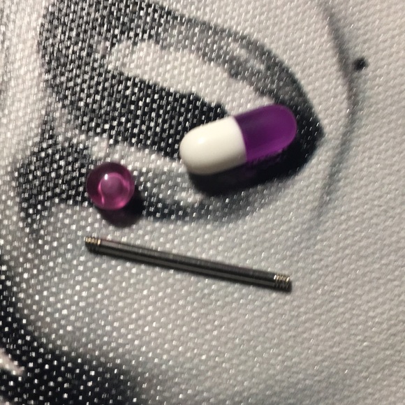 💊 Chill Pill Tongue Barbell - Picture 3 of 8